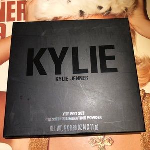 Kylie Wet Set Pressed Illuminating Powder